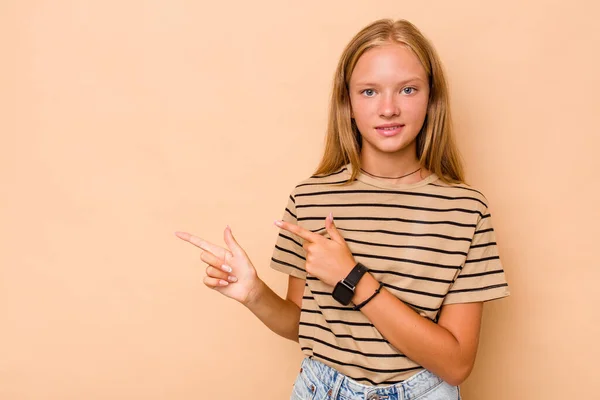 Καυκάσιος Έφηβος Κορίτσι Απομονώνονται Μπεζ Φόντο Ενθουσιασμένος Δείχνοντας Forefingers Μακριά — Φωτογραφία Αρχείου