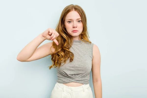 Mavi Arka Planda Izole Edilmiş Genç Beyaz Bir Kadın Hoşlanmadığı — Stok fotoğraf