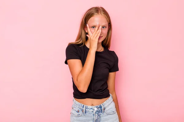 Branco Teen Menina Isolado Rosa Fundo Pestanejar Para Câmara Através — Fotografia de Stock