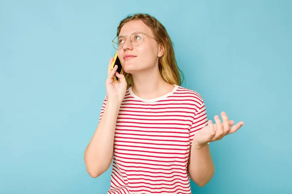 Mavi Arka Planda Cep Telefonu Tutan Beyaz Bir Kadın Var — Stok fotoğraf