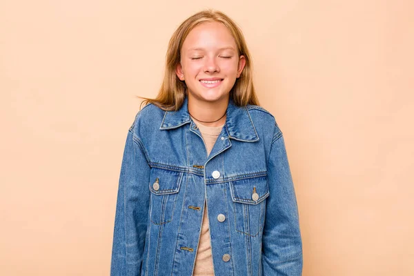 Beyaz Tenli Genç Kız Bej Arka Planda Izole Edilmiş Kahkahalar — Stok fotoğraf