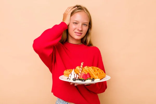 Kafkasyalı Küçük Bir Kız Bej Arka Planda Izole Edilmiş Waffle — Stok fotoğraf