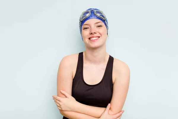 年轻的高加索游泳女子 被蓝色背景隔离 玩得很开心 — 图库照片
