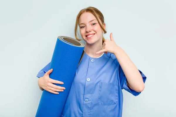 Giovane Fisioterapista Caucasico Che Tiene Tappeto Isolato Sfondo Blu Mostrando — Foto Stock