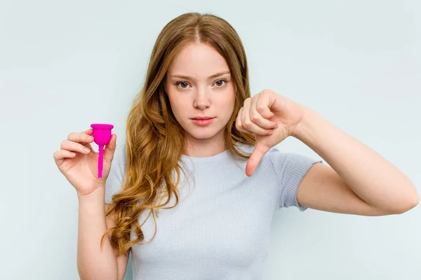 Jonge Blanke Vrouw Die Menstruatiecup Geïsoleerd Houdt Een Blauwe Achtergrond — Stockfoto