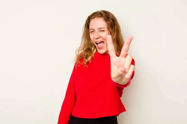 Mladá Běloška Žena Izolované Bílém Pozadí Ukazující Číslo Dvě Prsty — Stock fotografie
