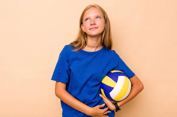 Маленька Біла Дівчинка Грає Волейбол Ізольовано Бежевому Фоні Мріє Досягти — стокове фото