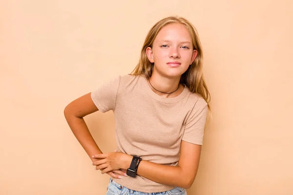 Biała Nastolatka Wyizolowana Beżowym Tle Bólem Wątroby Bólem Brzucha — Zdjęcie stockowe