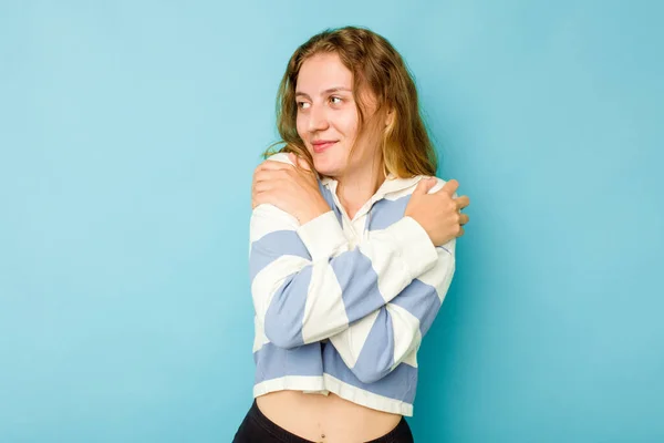青い背景の抱擁に隔離された若い白人女性は 屈託のない笑顔と幸せ — ストック写真