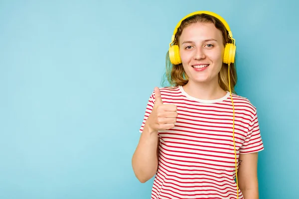 Νεαρή Καυκάσια Γυναίκα Που Φοράει Ακουστικά Απομονωμένα Μπλε Φόντο Χαμογελώντας — Φωτογραφία Αρχείου