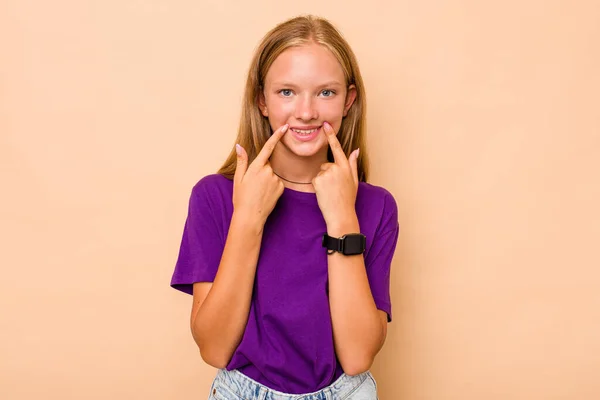 Καυκάσια Έφηβη Κοπέλα Απομονωμένη Μπεζ Φόντο Χαμογελά Δείχνοντας Δάχτυλα Στο — Φωτογραφία Αρχείου