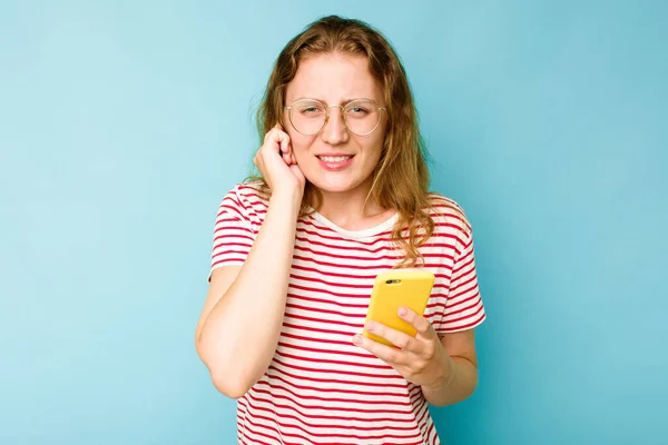 Mujer Joven Caucásica Sosteniendo Teléfono Móvil Aislado Sobre Fondo Azul —  Fotos de Stock