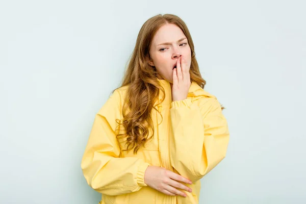 Mavi Arka Planda Izole Edilmiş Genç Beyaz Kadın Esniyor Ağzı — Stok fotoğraf