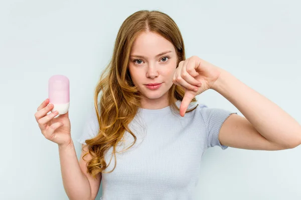 Ung Kaukasisk Kvinna Håller Deodorant Isolerad Blå Bakgrund Visar Motbjudande — Stockfoto