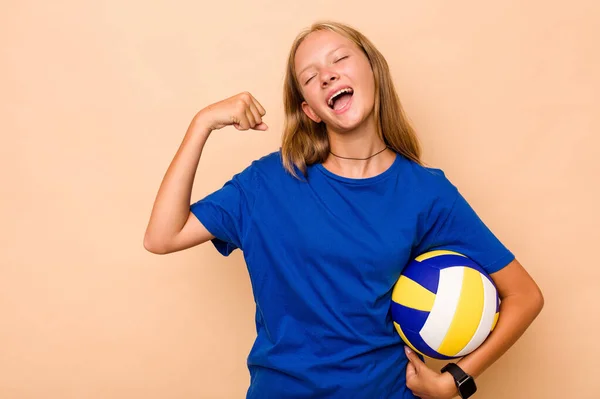 Маленька Біла Дівчинка Грає Волейбол Ізольовано Бежевому Фоні Піднімаючи Кулак — стокове фото