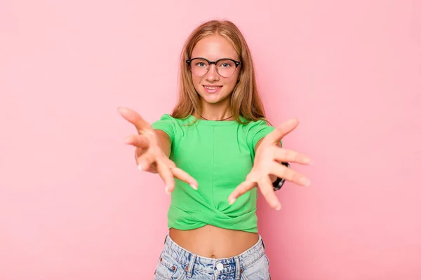 Caucasian Teen Girl Isolated Pink Background Feels Confident Giving Hug — Stock Photo, Image