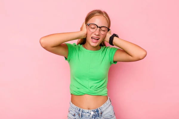 Caucasian Teen Girl Isolated Pink Background Covering Ears Hands Trying — Stock Photo, Image
