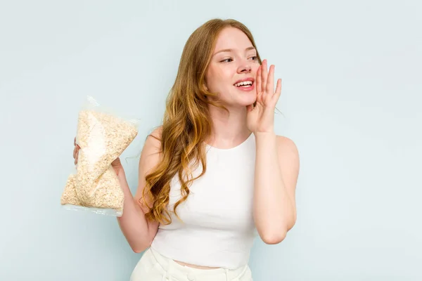 Young Caucasian Woman Holding Oatmeal Isolated Blue Background Shouting Holding — Stock Photo, Image