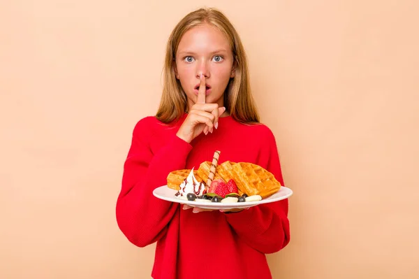 Bej Arka Planda Izole Edilmiş Waffle Tutan Küçük Beyaz Kız — Stok fotoğraf