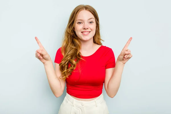 Mavi Arka Planda Izole Edilmiş Genç Beyaz Kadın Iki Parmağı — Stok fotoğraf