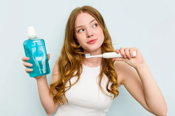 Jonge Blanke Vrouw Met Een Mondwater Tandenborstel Geïsoleerd Blauwe Achtergrond — Stockfoto