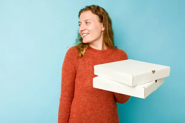 Mavi Arka Planda Izole Edilmiş Pizza Kutularını Tutan Beyaz Bir — Stok fotoğraf