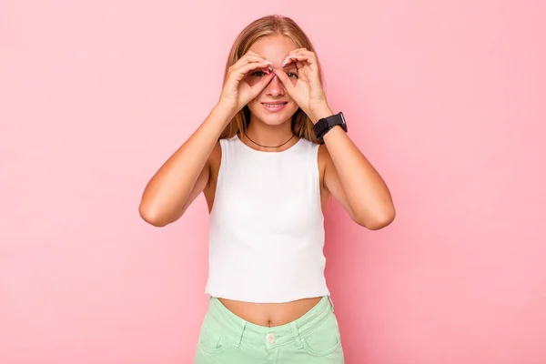 Caucasico Teen Ragazza Isolato Rosa Sfondo Mostrando Segno Sopra Gli — Foto Stock