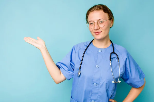 Ung Sjuksköterska Kaukasisk Kvinna Isolerad Blå Bakgrund Visar Kopia Utrymme — Stockfoto