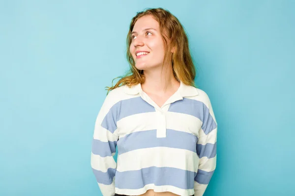 Mujer Joven Caucásica Aislada Sobre Fondo Azul Relajada Feliz Riendo — Foto de Stock