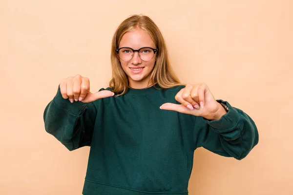 Hvit Tenåringsjente Isolert Beige Bakgrunn Med Begge Tomlene Opp Smilende – stockfoto