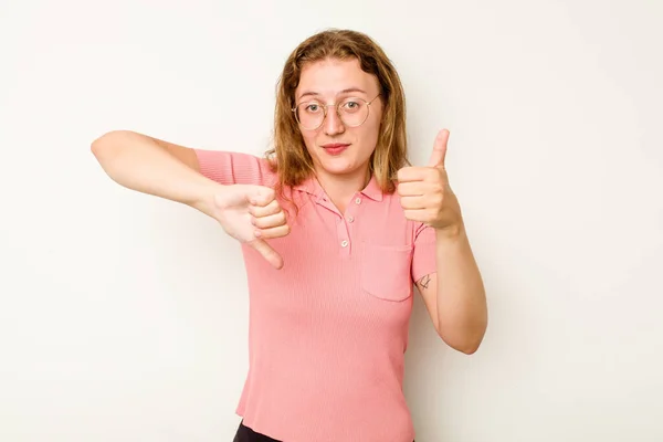 Młoda Kaukaska Kobieta Odizolowana Białym Tle Pokazuje Kciuki Górę Kciuki — Zdjęcie stockowe