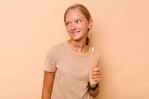 Vit Tonåring Flicka Borsta Tänderna Isolerade Beige Bakgrund Ser Sidan — Stockfoto