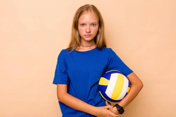 Маленька Біла Дівчинка Грає Волейбол Ізольовано Бежевому Тлі Щаслива Усміхнена — стокове фото