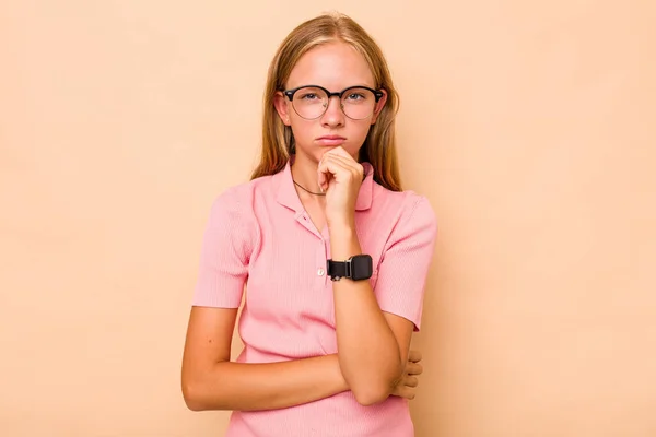 Caucasian Teen Girl Isolated Beige Background Suspicious Uncertain Examining You — Stock Photo, Image