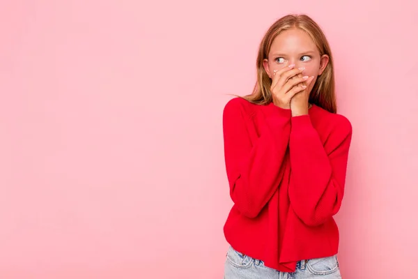 Blank Tiener Meisje Geïsoleerd Roze Achtergrond Attent Zoek Naar Een — Stockfoto
