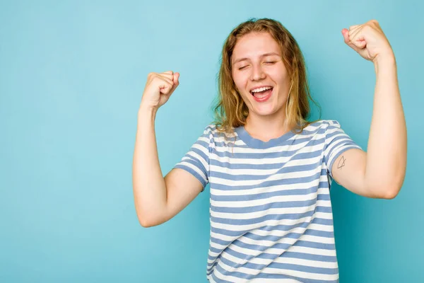 Young Caucasian Woman Isolated Blue Background Raising Fist Victory Winner — Stock Photo, Image