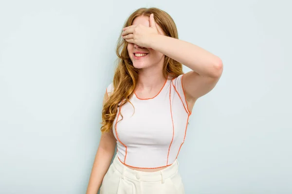 Mavi Arka Planda Soyutlanmış Beyaz Bir Kadın Elleriyle Gözlerini Kapatıyor — Stok fotoğraf