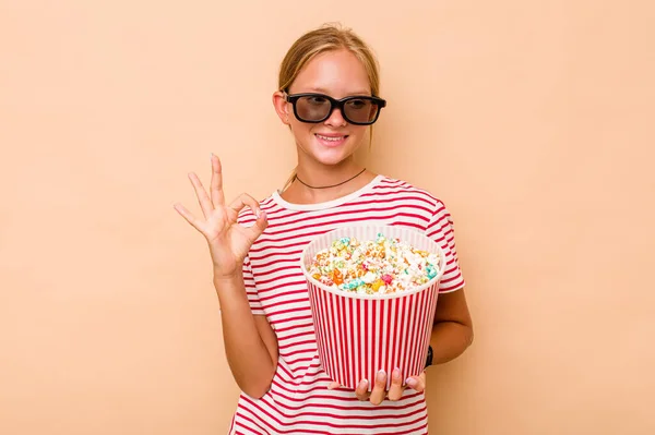 Klein Blank Meisje Eten Popcorn Geïsoleerd Beige Achtergrond Vrolijk Zelfverzekerd — Stockfoto
