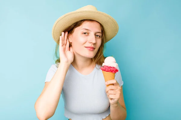 Elinde Dondurma Tutan Beyaz Bir Kadın Bir Dedikoduyu Dinlemek Için — Stok fotoğraf
