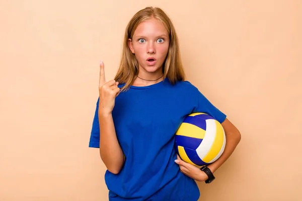 Маленька Біла Дівчинка Грає Волейбол Ізольовано Бежевому Тлі Має Якусь — стокове фото