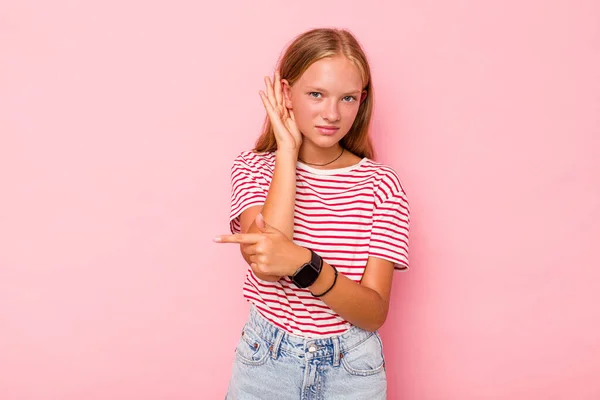 Caucasien Adolescent Fille Isolé Sur Rose Fond Essayer Écouter Commérage — Photo