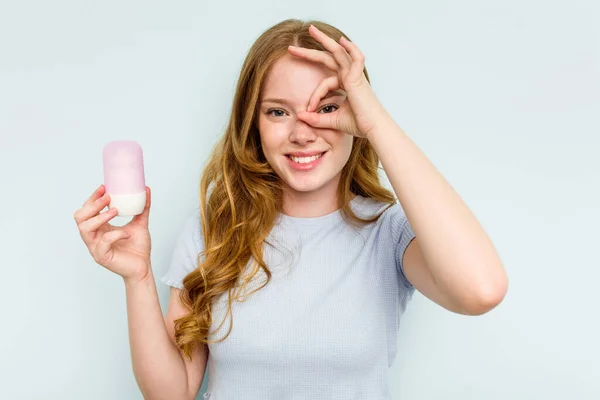 Jonge Blanke Vrouw Houden Deodorant Geïsoleerd Blauwe Achtergrond Opgewonden Houden — Stockfoto