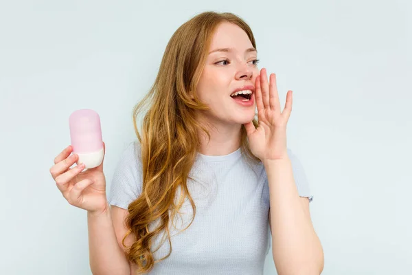 Jonge Blanke Vrouw Houden Deodorant Geïsoleerd Blauwe Achtergrond Schreeuwen Vasthouden — Stockfoto
