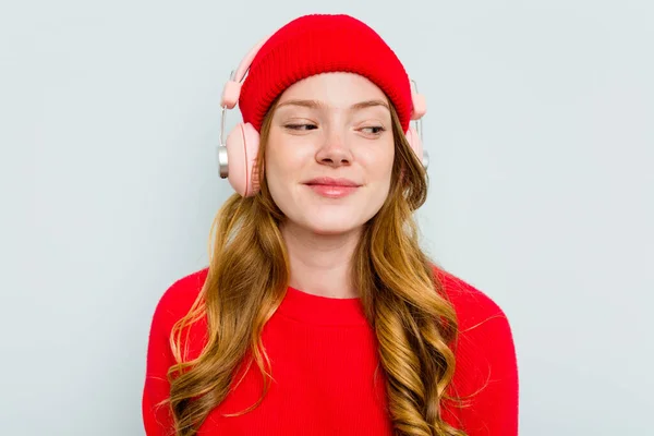Νεαρή Καυκάσια Γυναίκα Που Φοράει Ακουστικά Απομονωμένα Μπλε Φόντο — Φωτογραφία Αρχείου