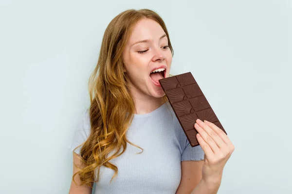 Junge Kaukasische Frau Hält Schokolade Isoliert Auf Blauem Hintergrund — Stockfoto