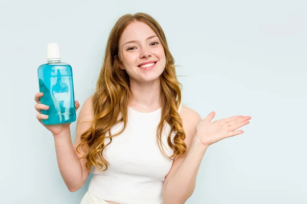 Ung Kaukasiska Kvinna Som Håller Munvatten Isolerad Blå Bakgrund Visar — Stockfoto