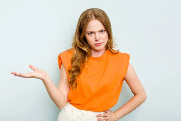 Young Caucasian Woman Isolated Blue Background Doubting Shrugging Shoulders Questioning — Stock Photo, Image
