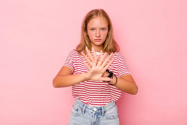 Caucasian Teen Girl Isolated Pink Background Standing Outstretched Hand Showing — Stock Photo, Image