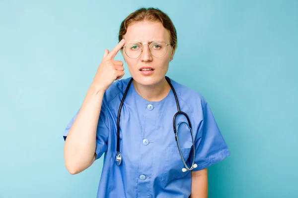 Jovem Enfermeira Caucasiana Isolada Fundo Azul Mostrando Gesto Decepção Com — Fotografia de Stock