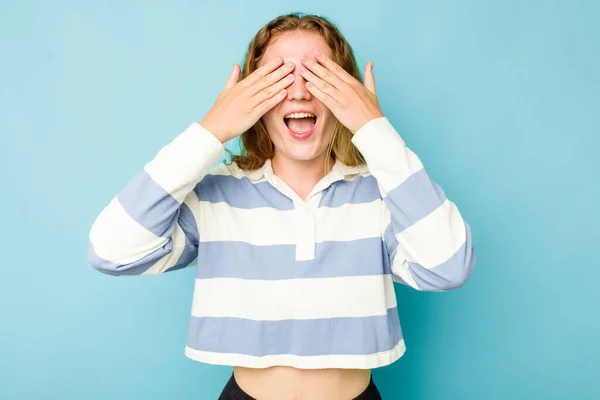 Mujer Joven Caucásica Aislada Sobre Fondo Azul Cubre Los Ojos —  Fotos de Stock